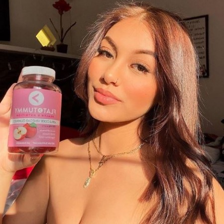 Sofia Mancilla promoting the product Flat Tummy Apple Cider Vinegar Gummies.