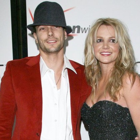 Britney Spears and Kevin Federline, Sean Preston Federline's parents, took a picture at a event. Before Kevin and Brit divorced.