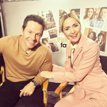 Rose Byrn with the American actor Mark Wahlberg. 