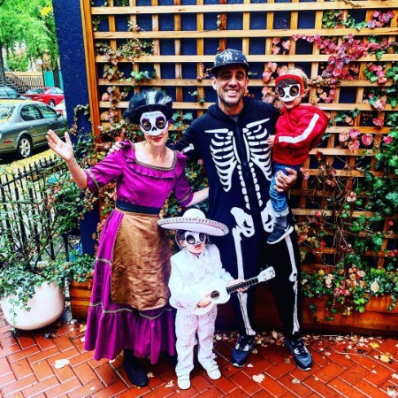 Bobby Cannavale and Rose Byrne with their children in Halloween Party.