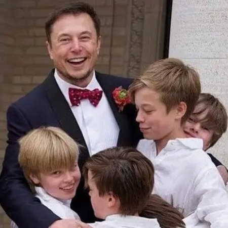 Damian Musk with his father Elon Musk and other siblings.