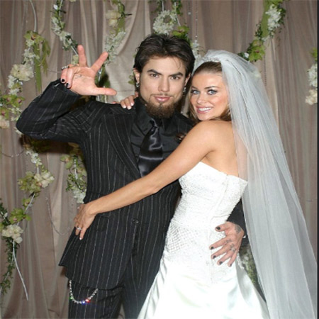Dave Navarro and Carmen Electra's wedding picture. 