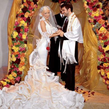 The marriage ceremony picture of Max Bratman's parents Jordan Bratman and Christina Aguilera.