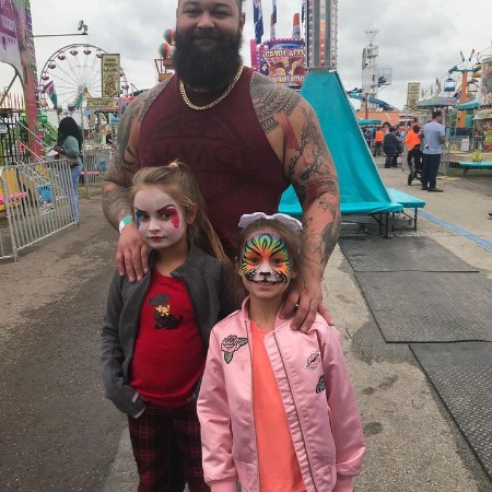 Bray Wyatt with his daughters Kendyl and Cardyn Rotunda.