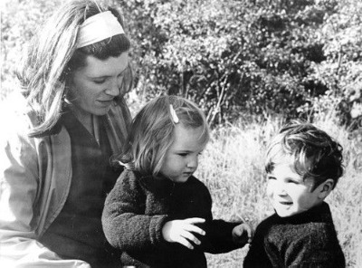 Martha Fiennes alongside her mother, Jennifer Lash, and brother, Ralph Fiennes.